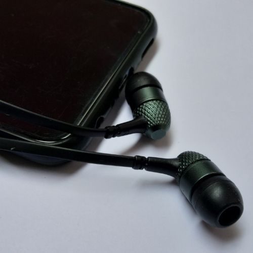 close up review image showing boat bassheads 225 earphones